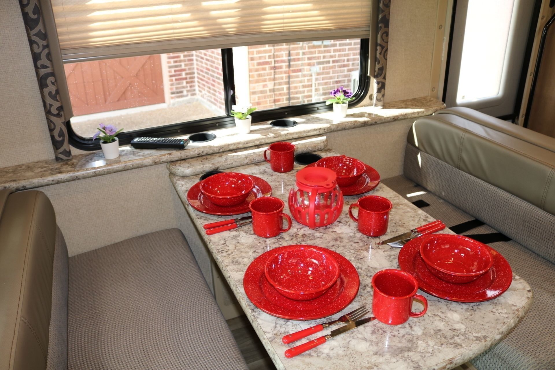 Photo 16 - 2019 Thor Motor Coach Class C Motorhome rental photo 18