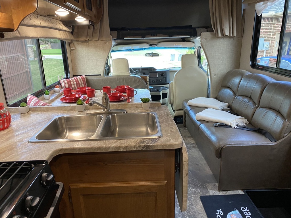 Photo 9 - 2019 Coachmen Class C Motorhome rental photo 11