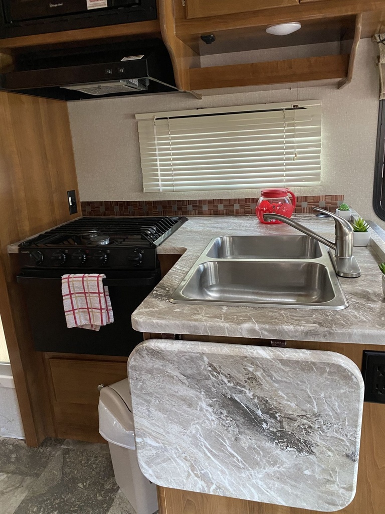 Photo 14 - 2019 Coachmen Class C Motorhome rental photo 16