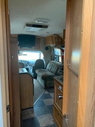Photo 5 - 2003 Monaco Class B Motorhome rental photo 7