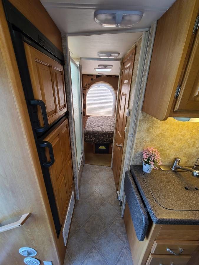 Photo 4 - 2006 Coachmen Class C Motorhome rental photo 6