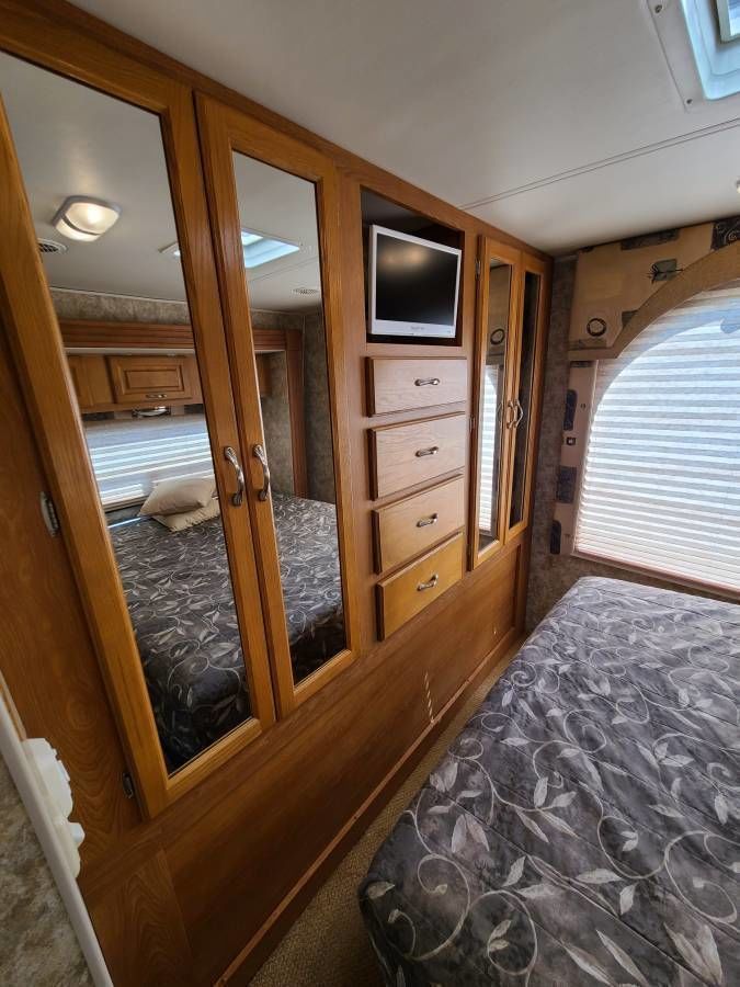 Photo 5 - 2006 Coachmen Class C Motorhome rental photo 7