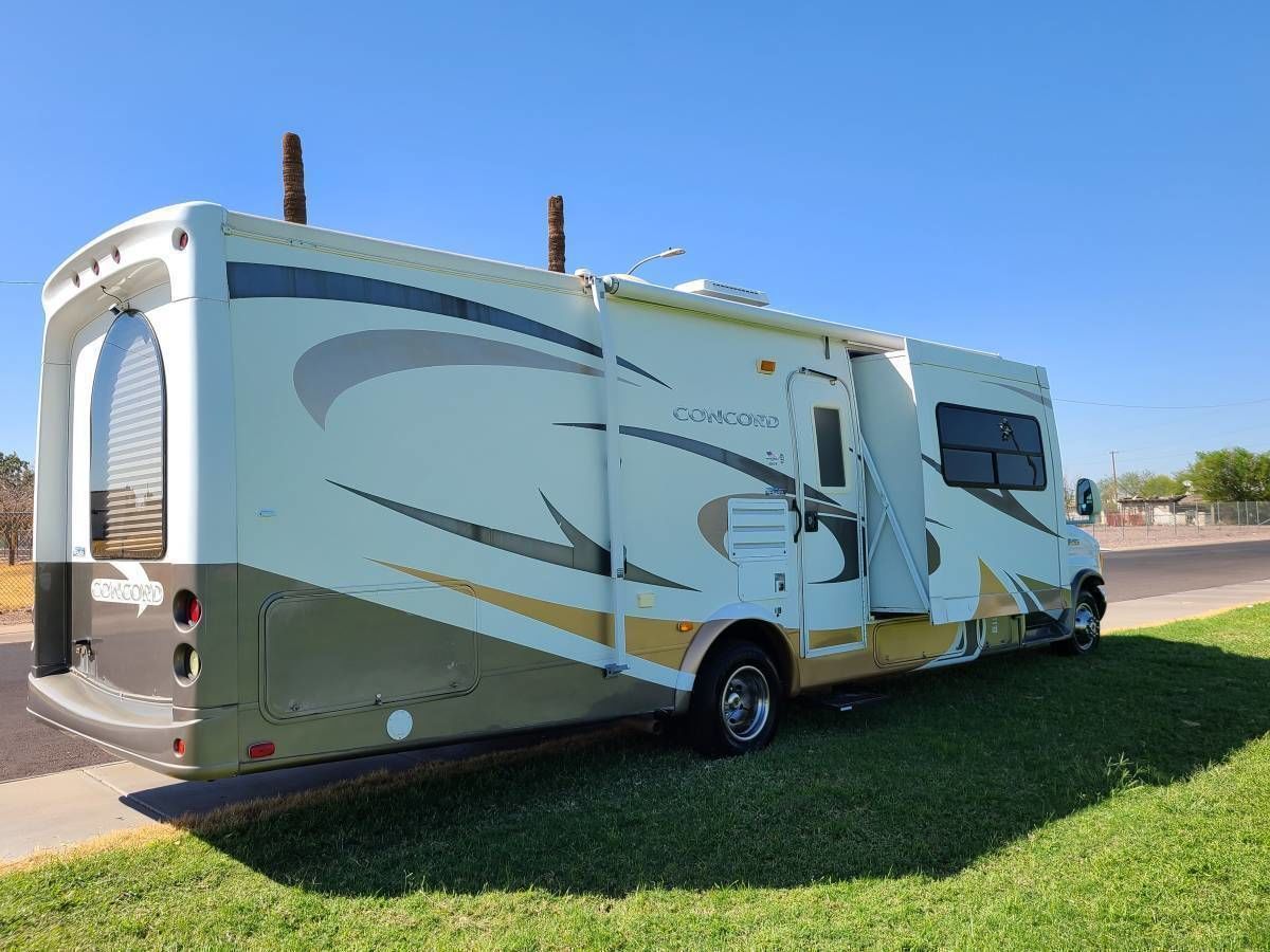 Photo 9 - 2006 Coachmen Class C Motorhome rental photo 11
