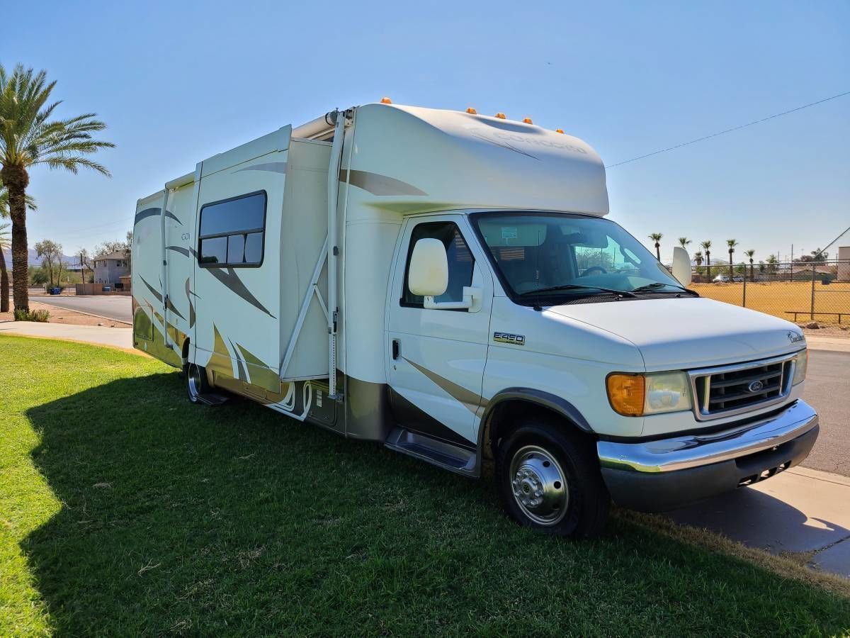 Photo 10 - 2006 Coachmen Class C Motorhome rental photo 12
