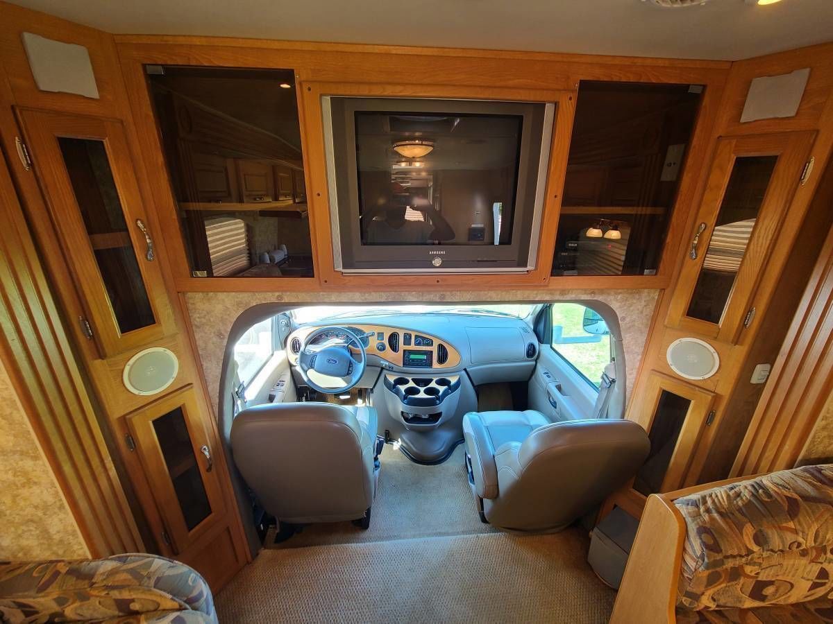Photo 11 - 2006 Coachmen Class C Motorhome rental photo 13
