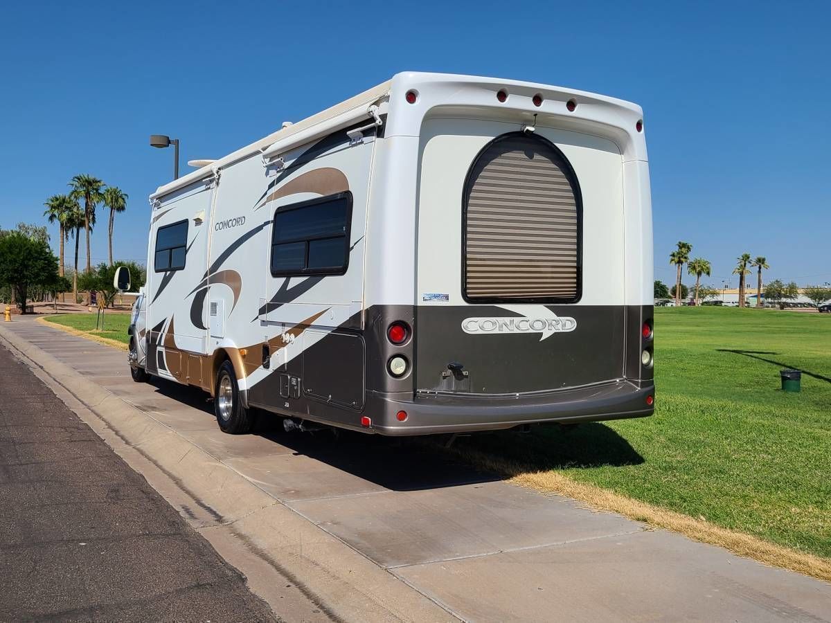 Photo 13 - 2006 Coachmen Class C Motorhome rental photo 15