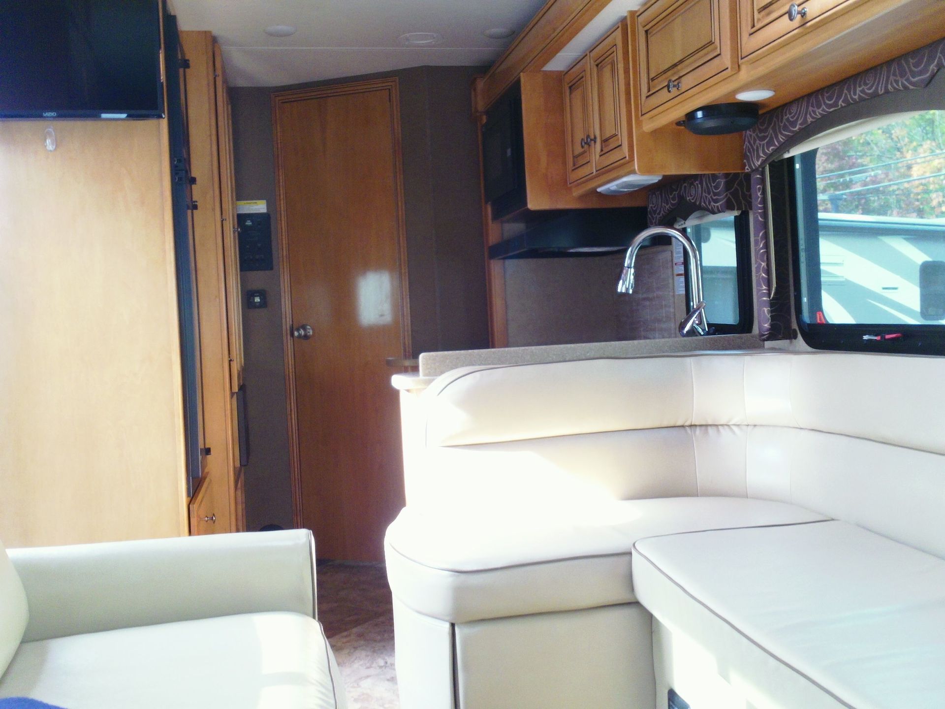 Photo 9 - 2016 Thor Class C Motorhome rental photo 11