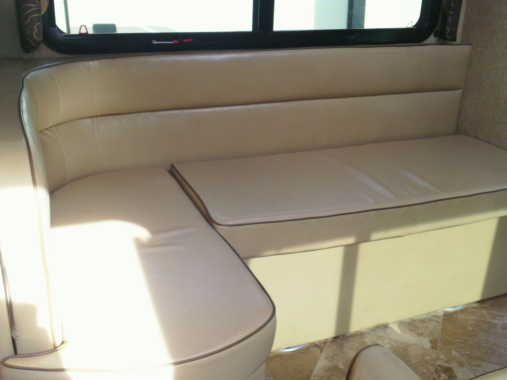 Photo 14 - 2016 Thor Class C Motorhome rental photo 16