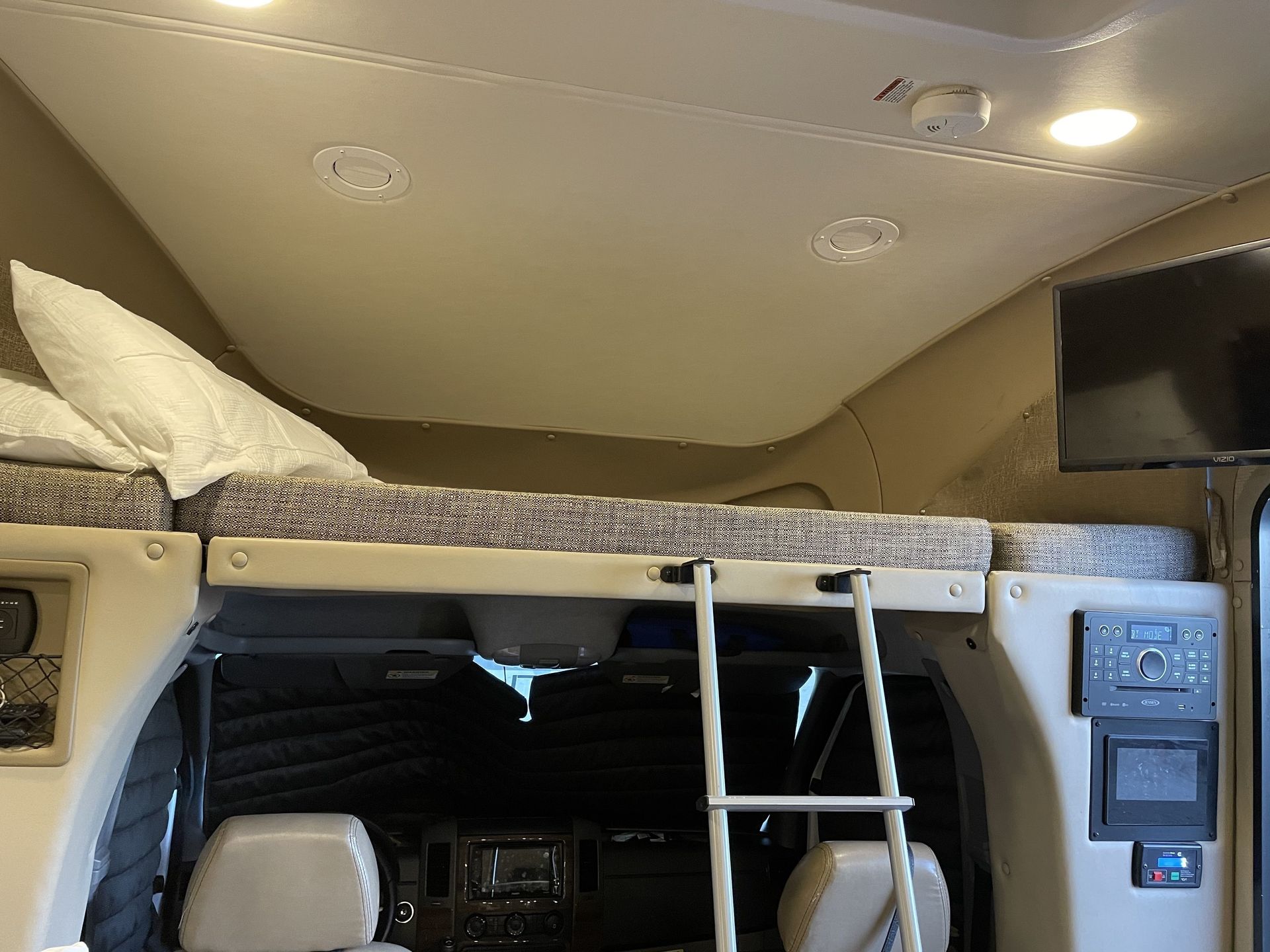 Photo 6 - 2018 Thor Class C Motorhome rental photo 8