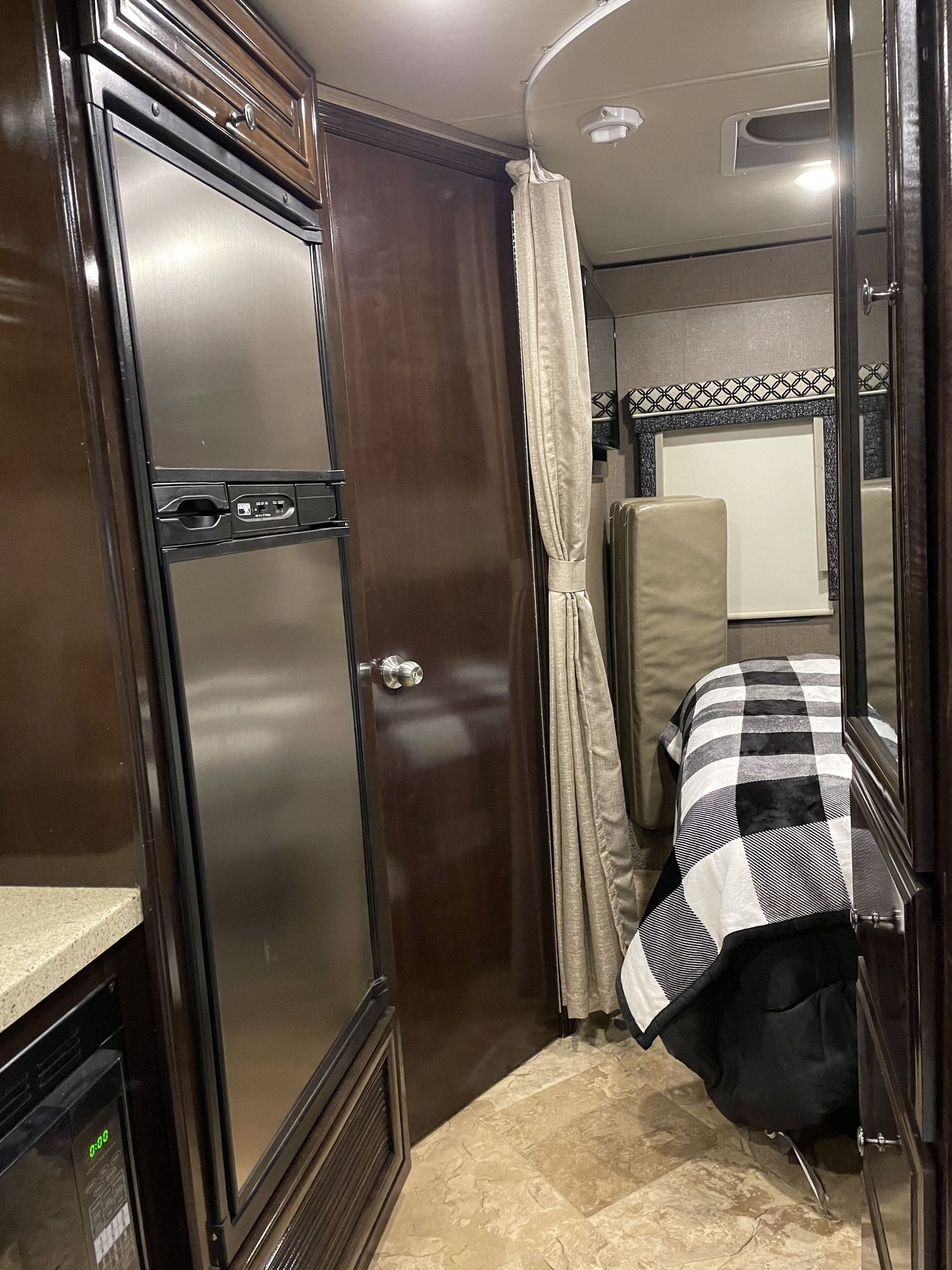 Photo 9 - 2018 Thor Class C Motorhome rental photo 11