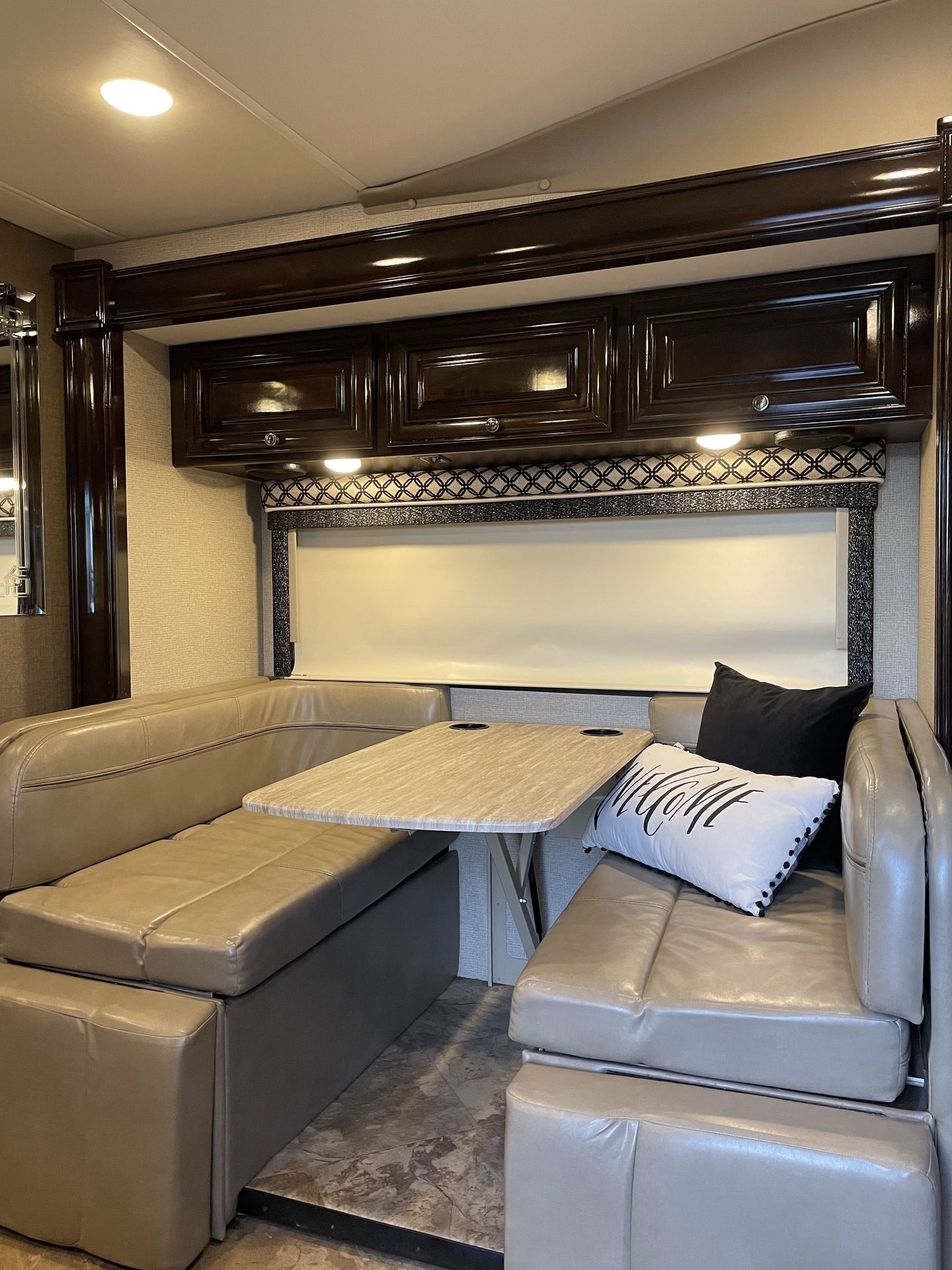 Photo 14 - 2018 Thor Class C Motorhome rental photo 16