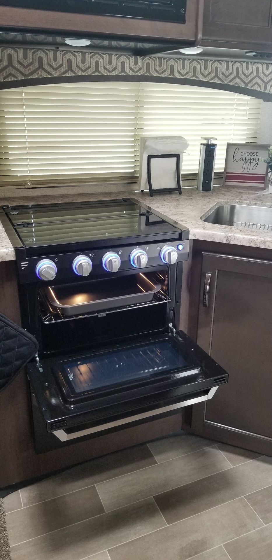 Photo 13 - 2020 Thor Motor Coach Class C Motorhome rental photo 15