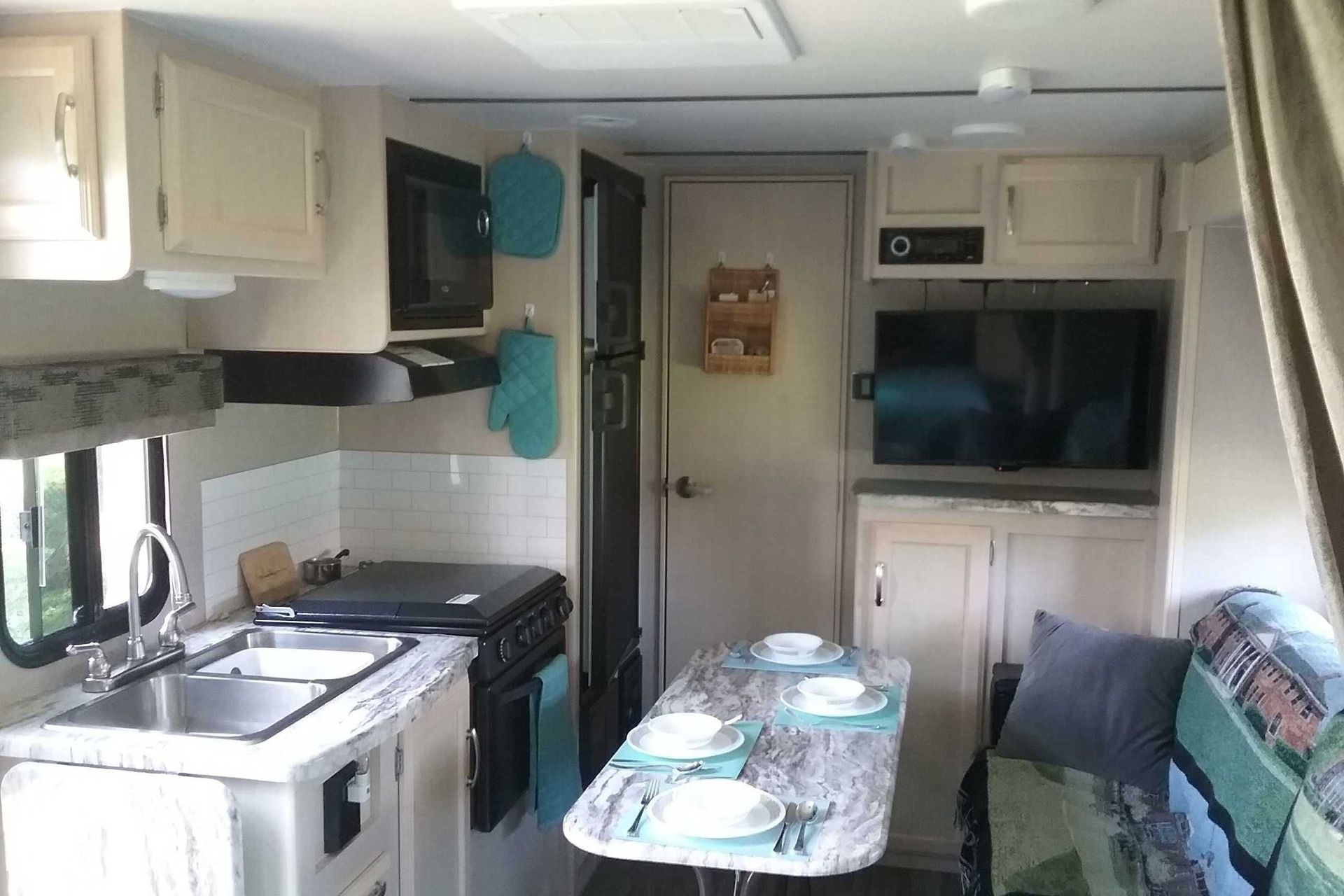 Photo 5 - 2019 Winnebago Micro Minnie Travel Trailer rental photo 7