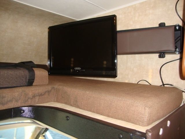 Photo 12 - 2014 Leprechaun Class C Motorhome rental photo 14