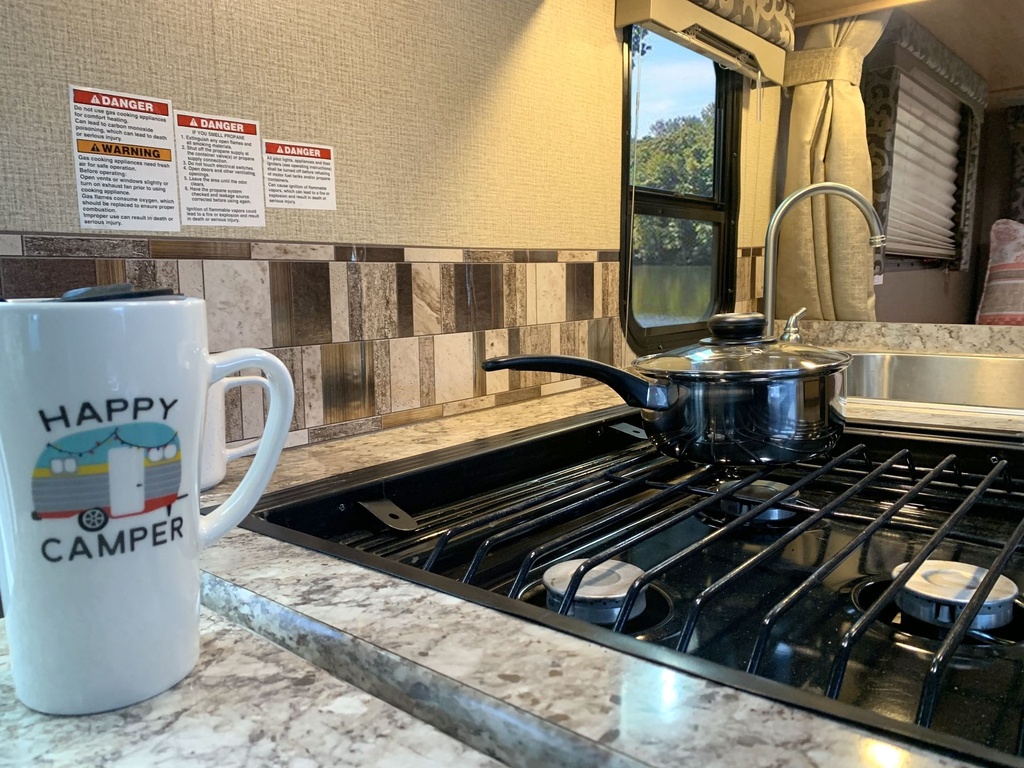 Photo 15 - 2019 Thor Class C Motorhome rental photo 17