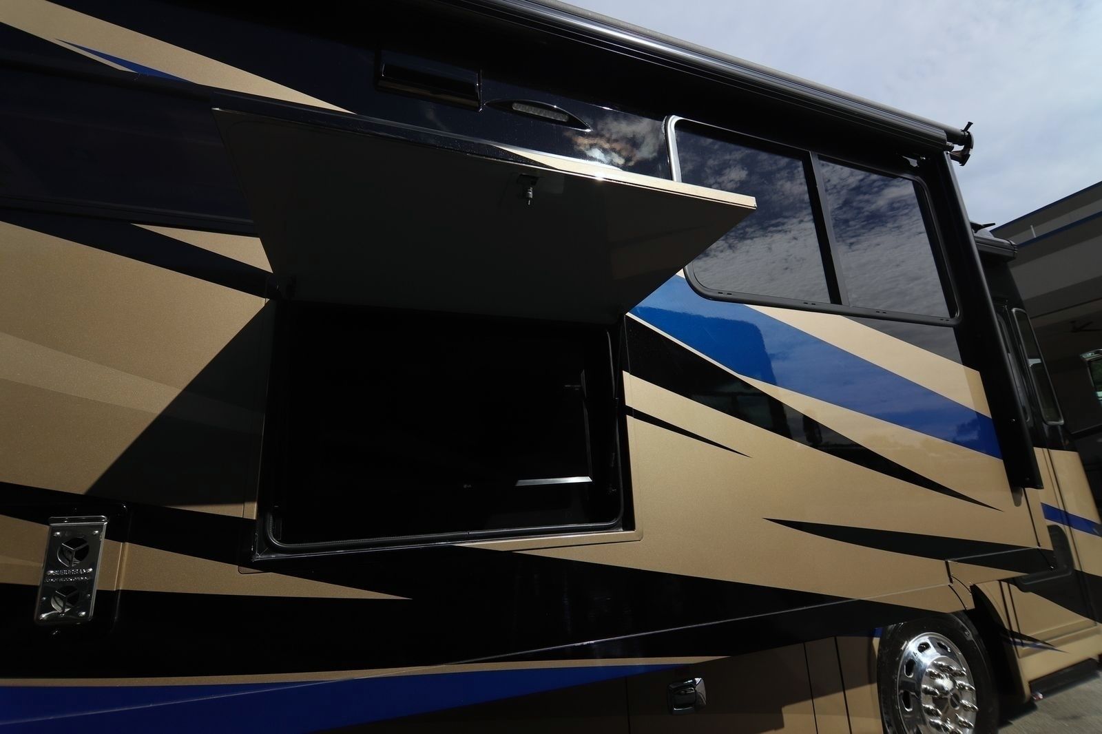 Photo 11 - 2019 Tiffin Class A Motorhome rental photo 13