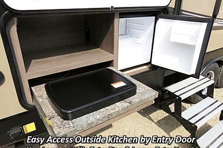 Photo 24 - 2017 Winnebago Travel Trailer rental photo 26