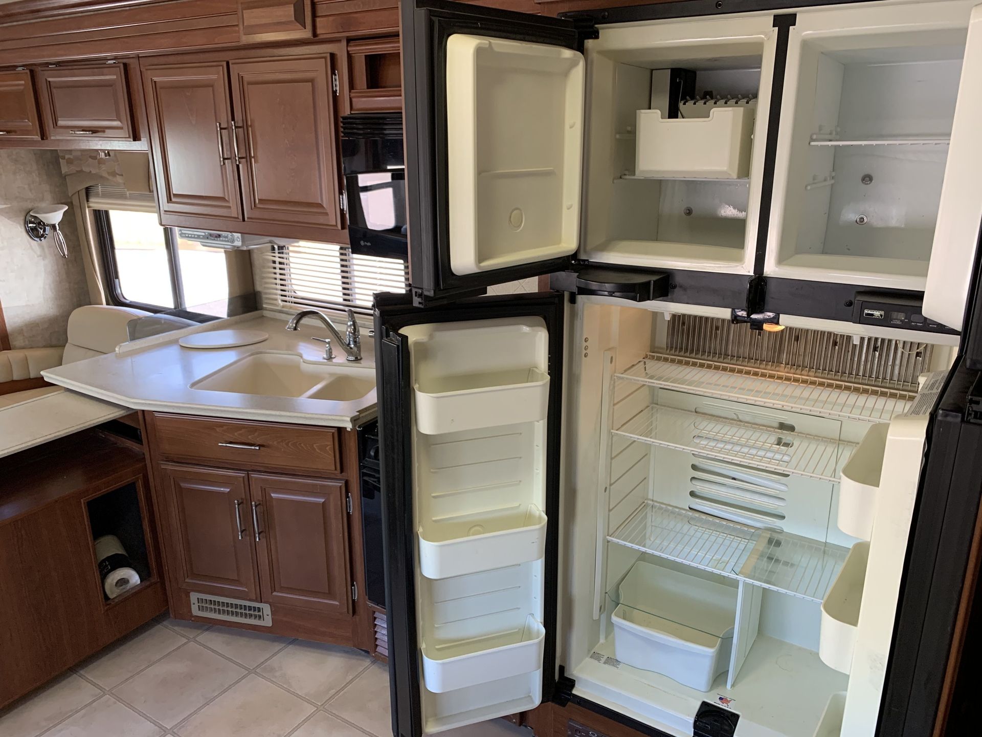 Photo 11 - 2008 Fleetwood Rv Class A Motorhome rental photo 13