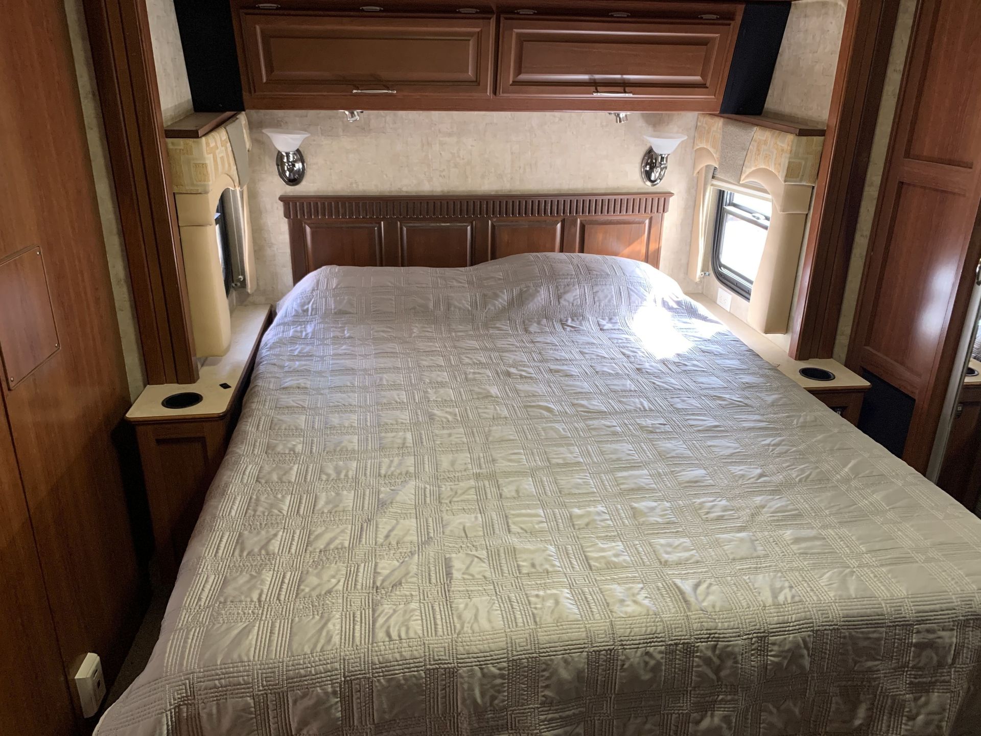 Photo 18 - 2008 Fleetwood Rv Class A Motorhome rental photo 20