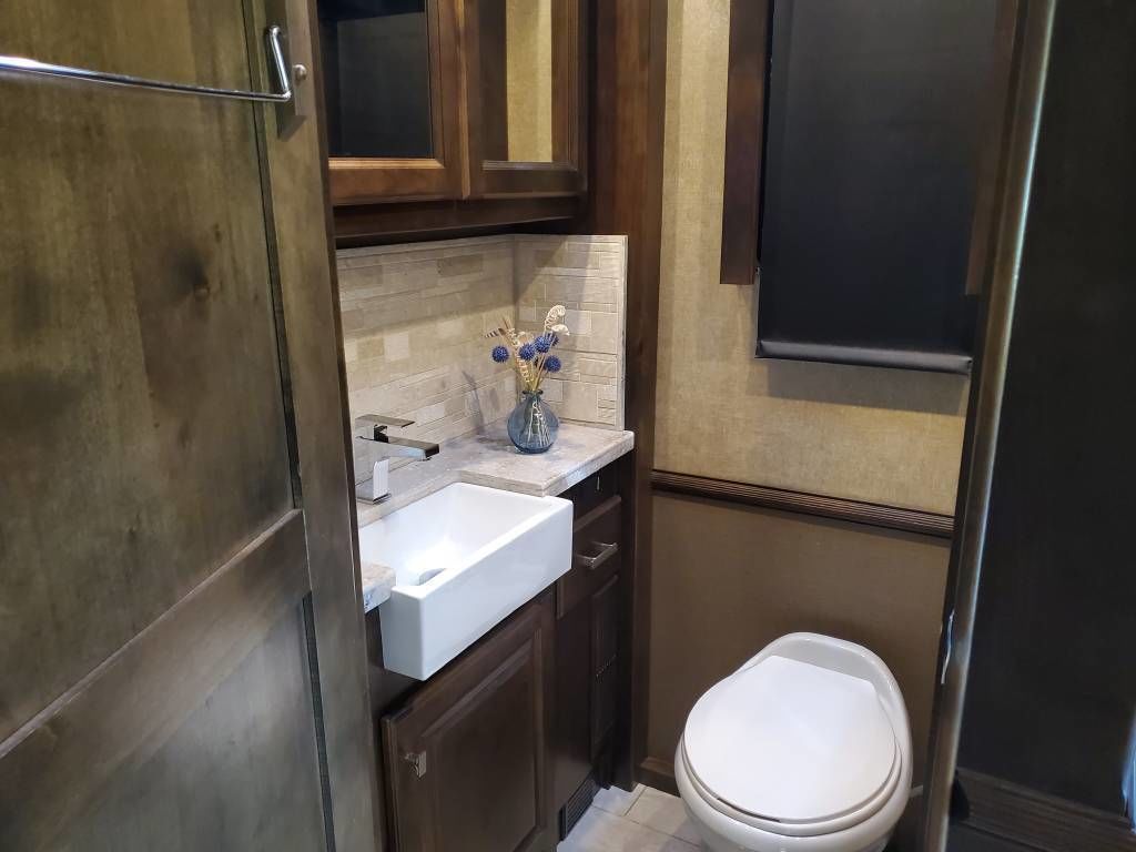 Photo 11 - 2019 Tiffin Motorhomes Class A Motorhome rental photo 13