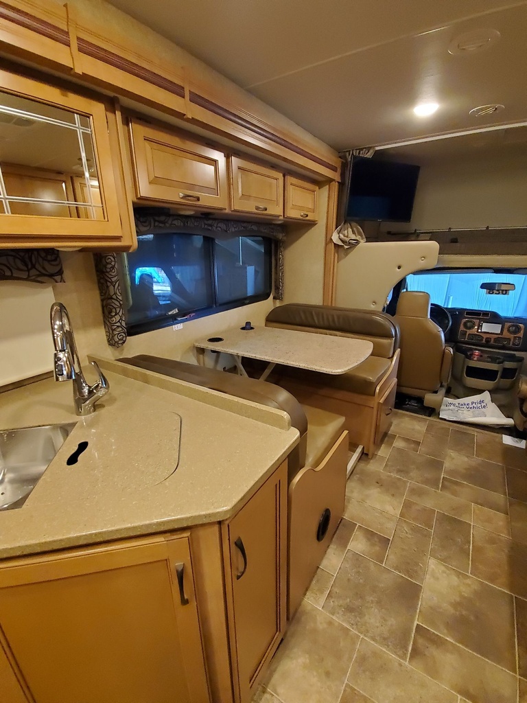 Photo 4 - 2017 Thor Class C Motorhome rental photo 6