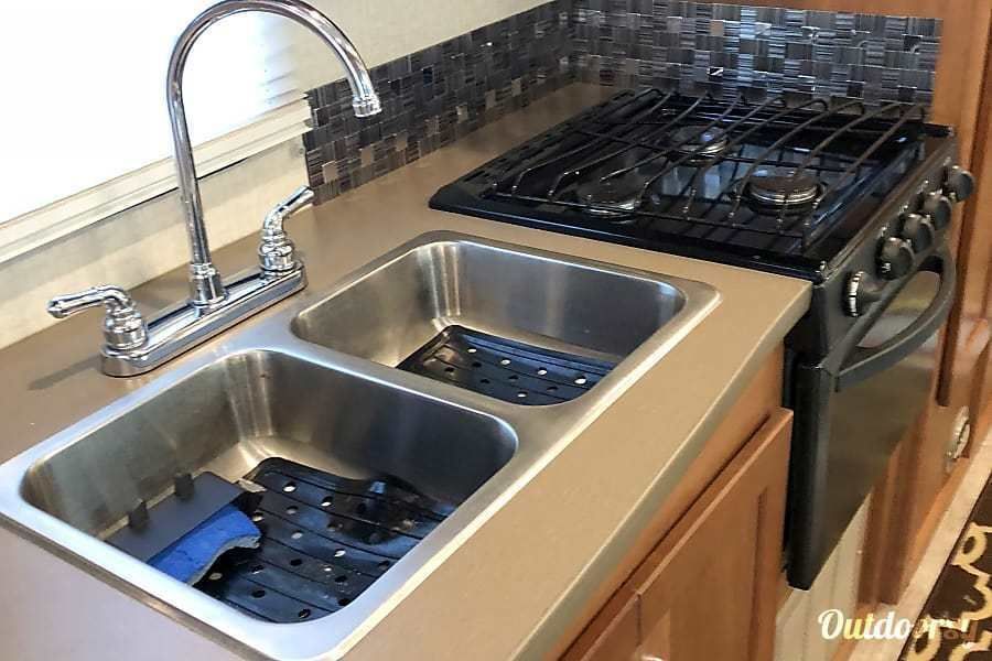 Photo 6 - 2018 Winnebago Class C Motorhome rental photo 8