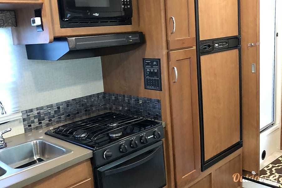 Photo 9 - 2018 Winnebago Class C Motorhome rental photo 11