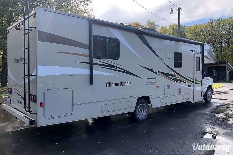 Photo 10 - 2018 Winnebago Class C Motorhome rental photo 12