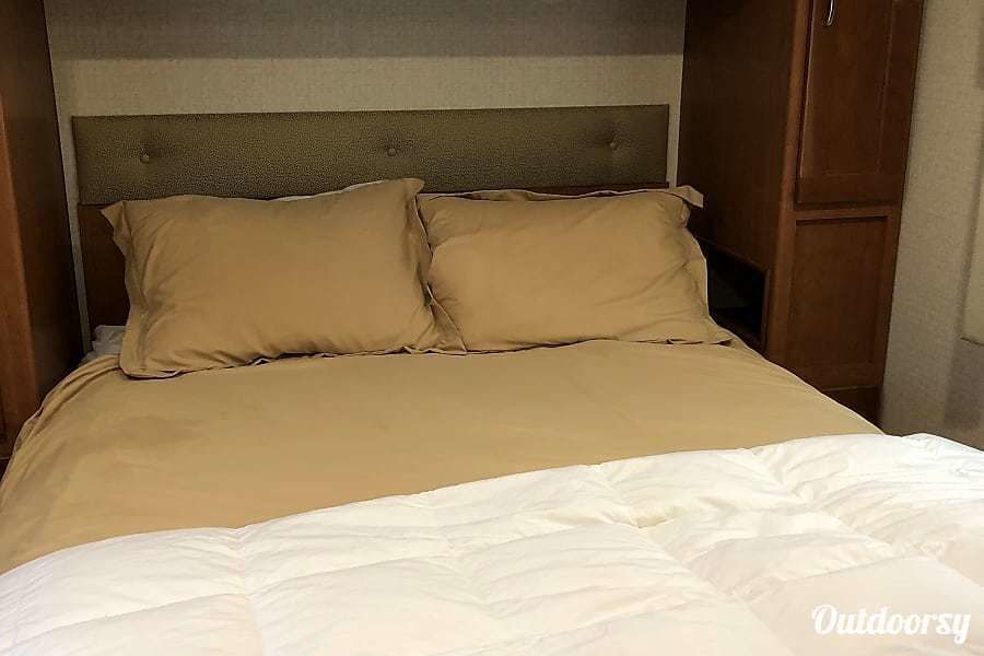 Photo 11 - 2018 Winnebago Class C Motorhome rental photo 13