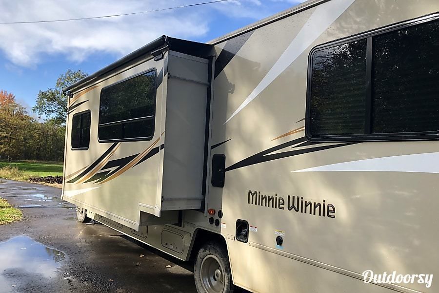 Photo 13 - 2018 Winnebago Class C Motorhome rental photo 15
