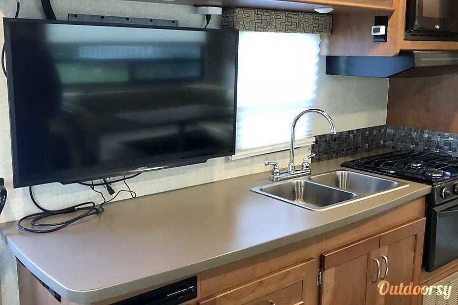 Photo 15 - 2018 Winnebago Class C Motorhome rental photo 17