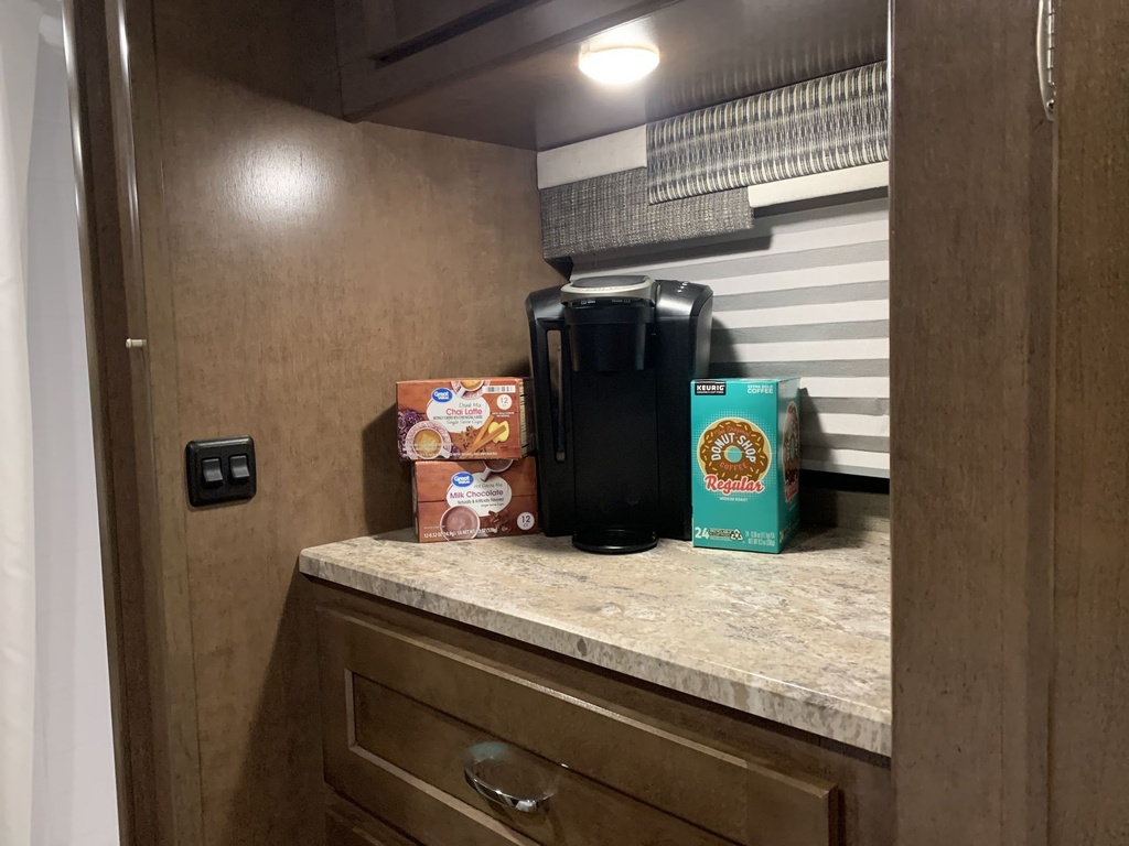 Photo 3 - 2019 Winnebago Class C Motorhome rental photo 5
