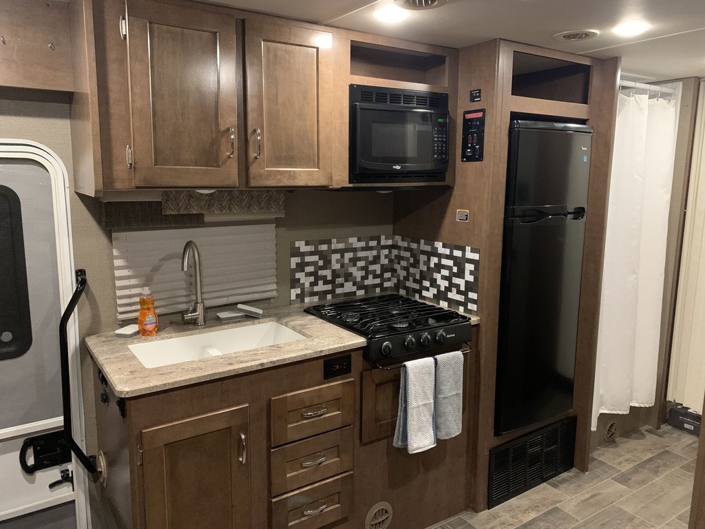 Photo 4 - 2019 Winnebago Class C Motorhome rental photo 6