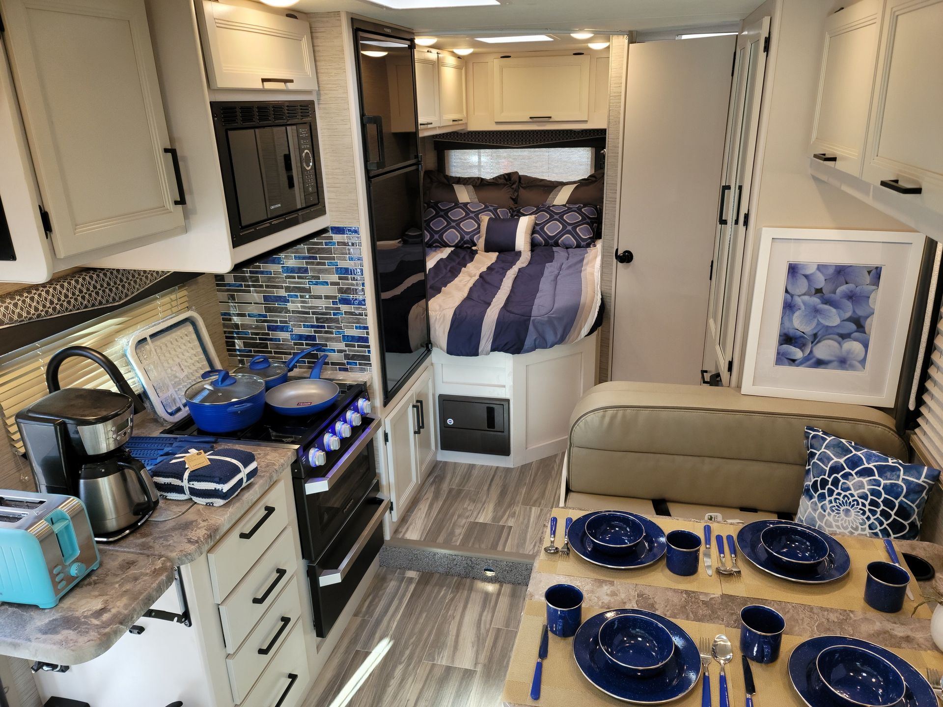 Photo 5 - 2021 Thor Motor Coach Class C Motorhome rental photo 7