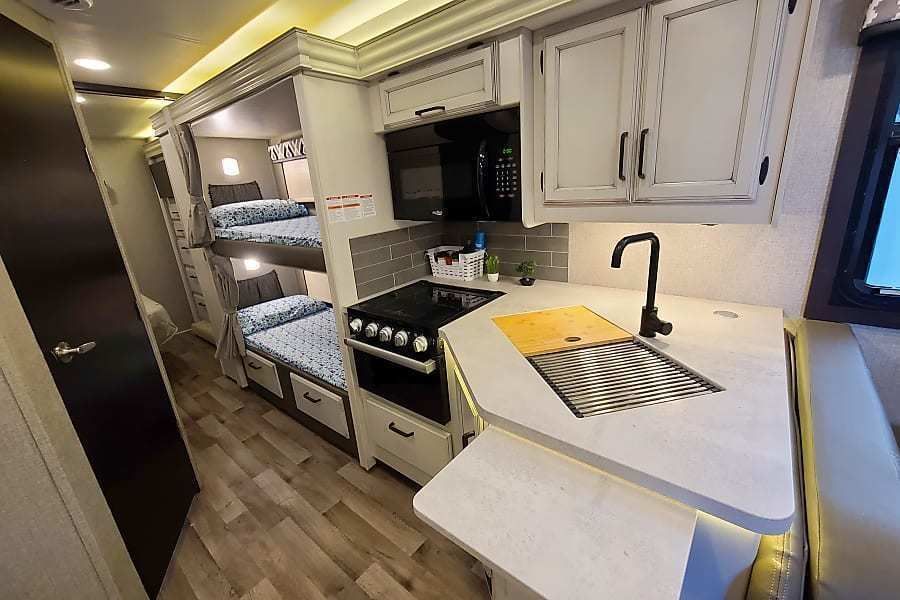 Photo 4 - 2021 Jayco Class C Motorhome rental photo 6