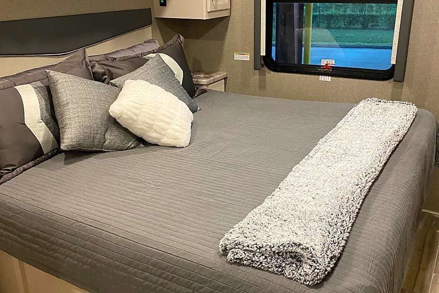 Photo 11 - 2021 Thor Class A Motorhome rental photo 13