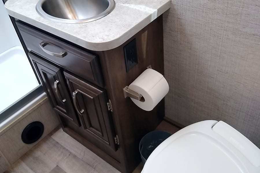 Photo 4 - 2020 Jayco Class C Motorhome rental photo 6