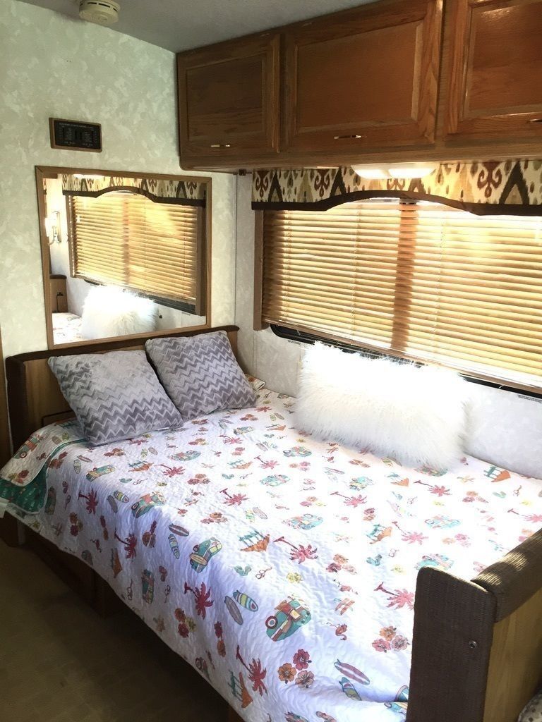 Photo 6 - 1999 Fleetwood Class A Motorhome rental photo 8