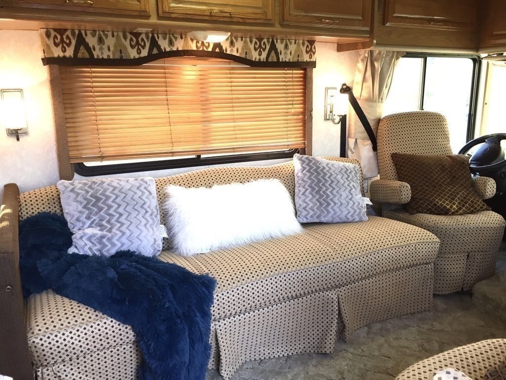 Photo 7 - 1999 Fleetwood Class A Motorhome rental photo 9