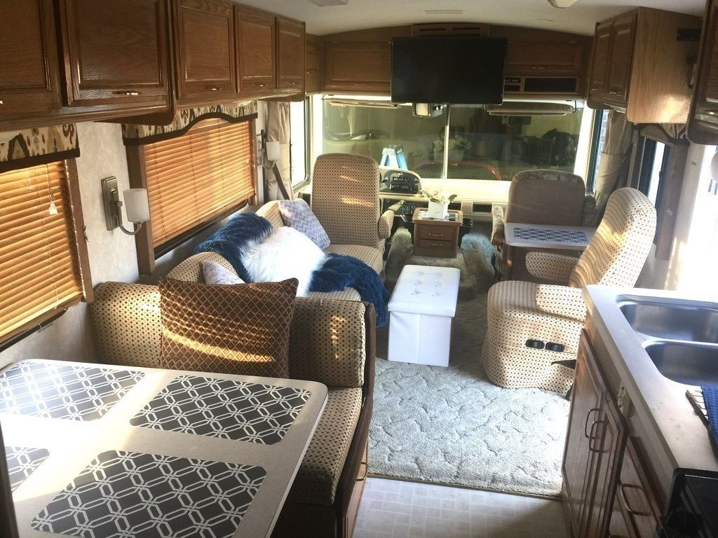 Photo 9 - 1999 Fleetwood Class A Motorhome rental photo 11