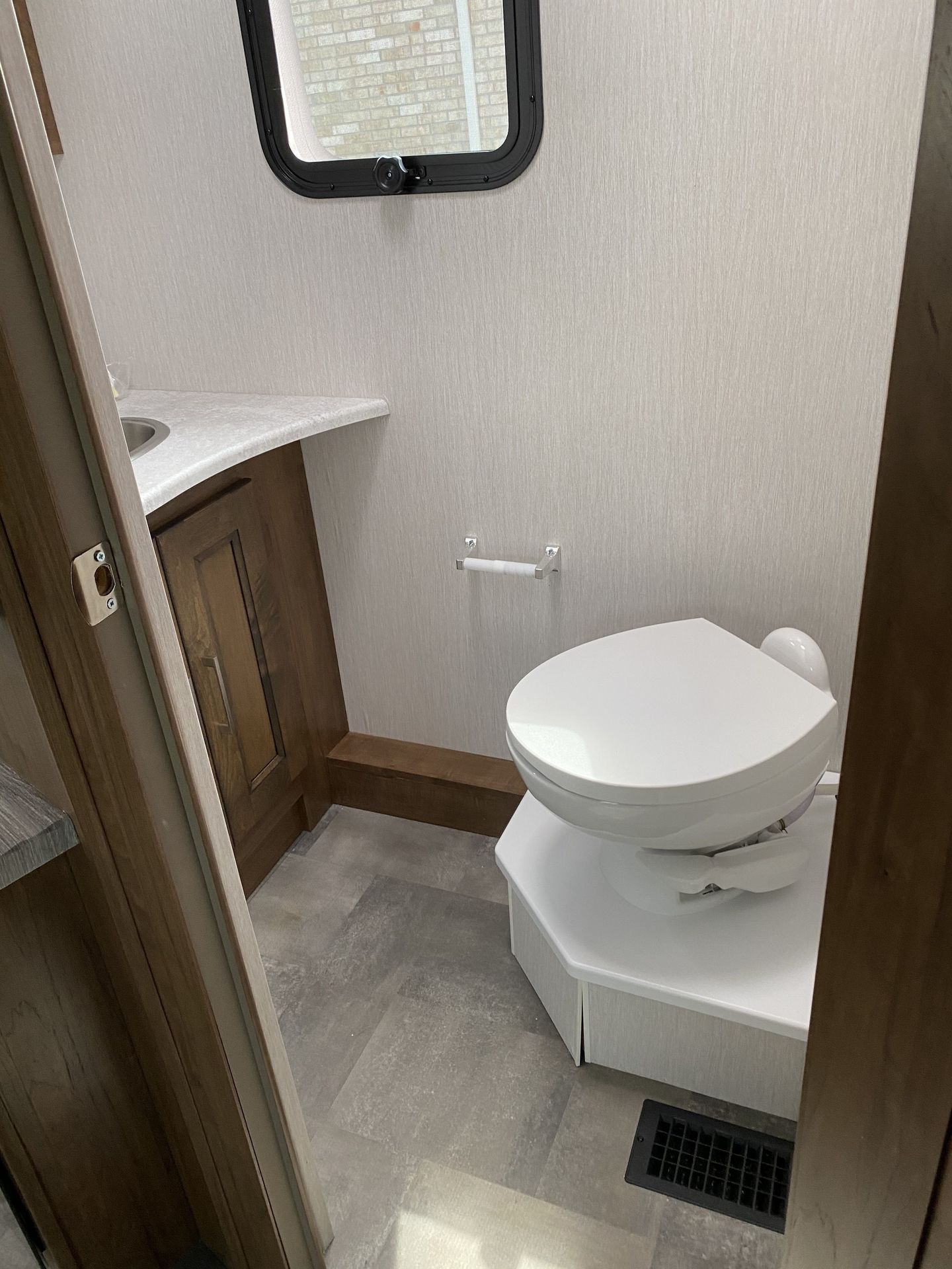 Photo 16 - 2021 Coachmen Class A Motorhome rental photo 18
