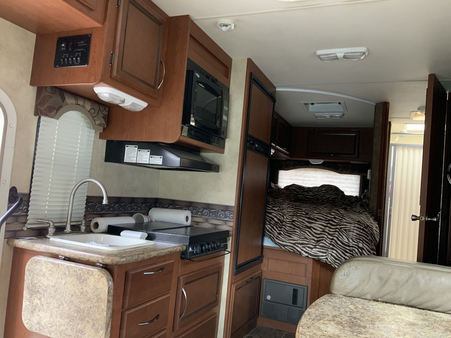 Photo 4 - 2013 Thor Class C Motorhome rental photo 6