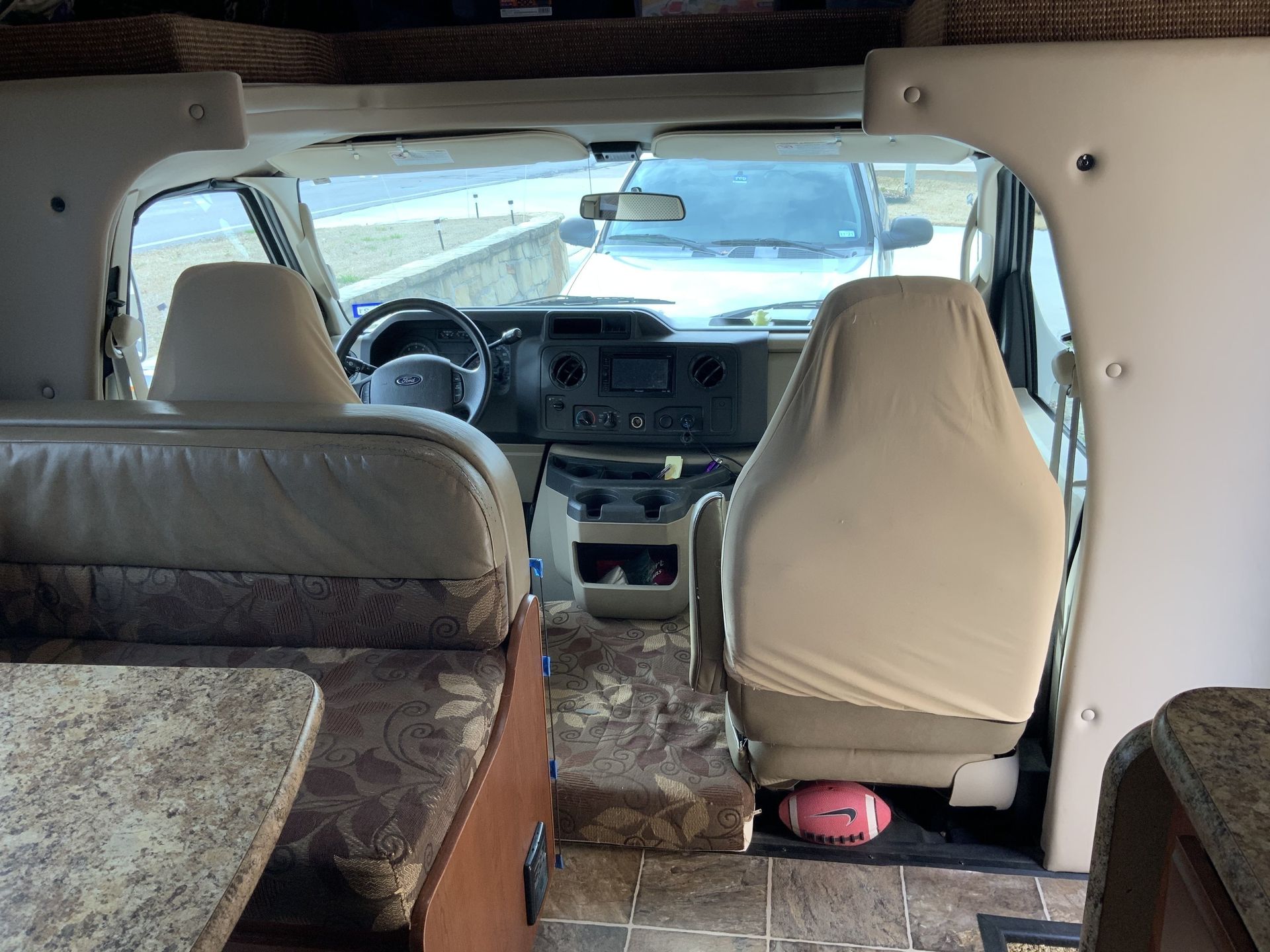 Photo 6 - 2013 Thor Class C Motorhome rental photo 8