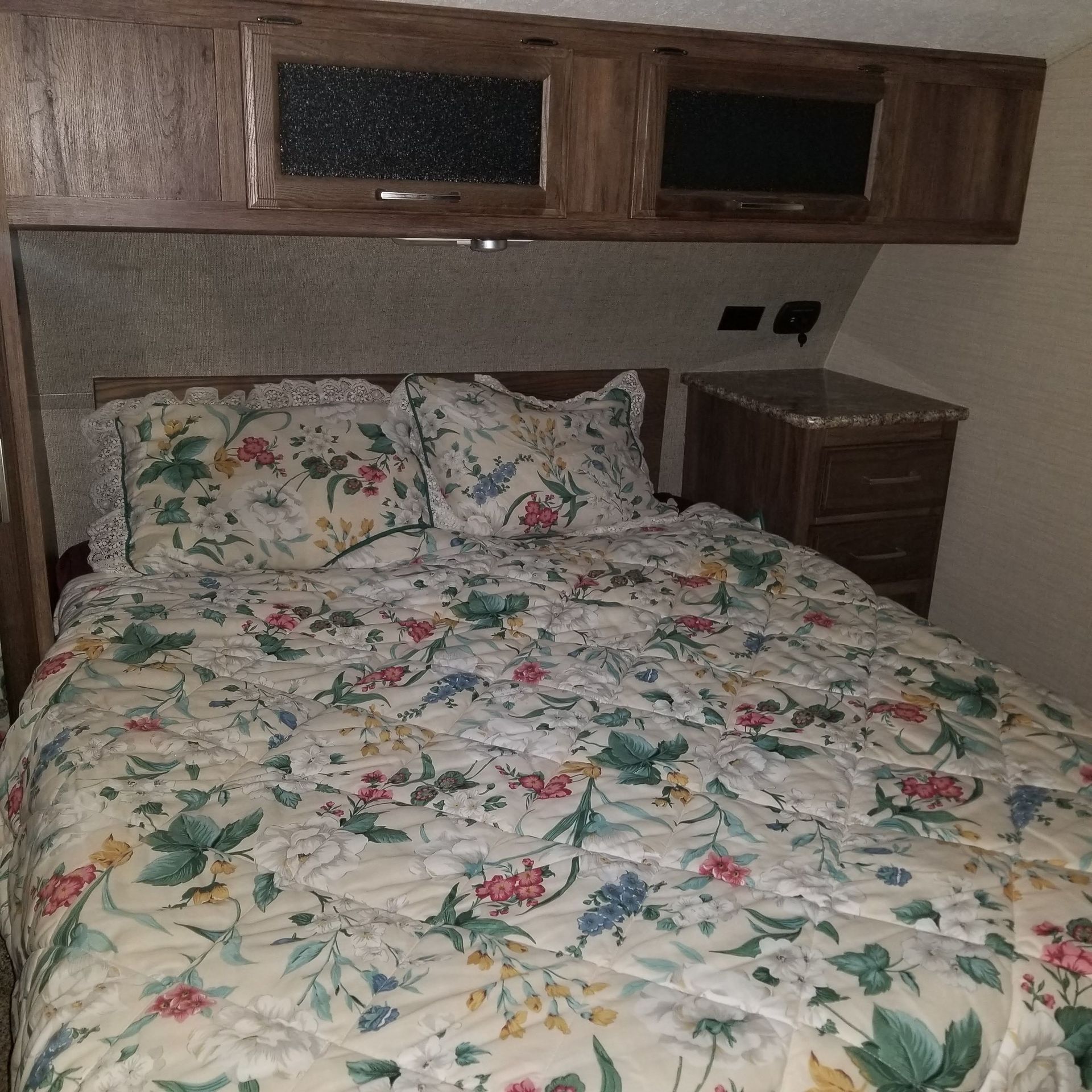 Photo 3 - 2017 Keystone Toy Hauler rental photo 5