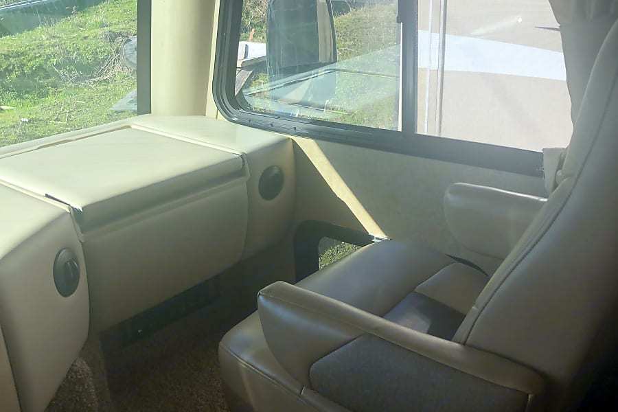 Photo 2 - 2015 Thor Class A Motorhome rental photo 4