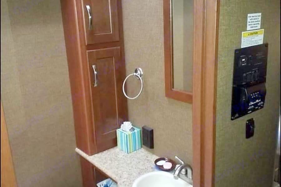 Photo 5 - 2015 Thor Class A Motorhome rental photo 7