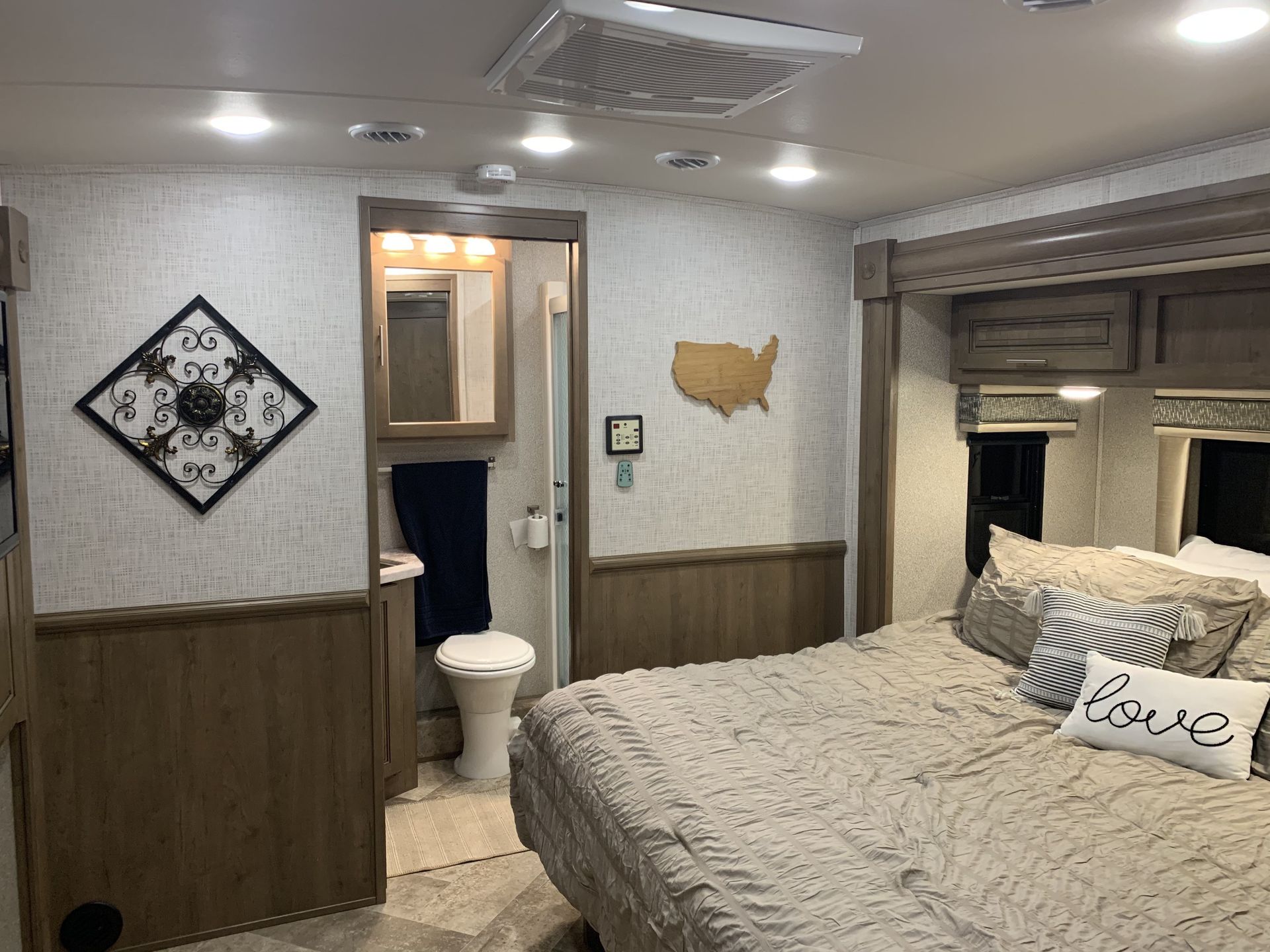 Photo 19 - 2019 Forest River Class A Motorhome rental photo 21