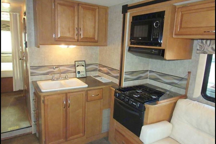 Photo 3 - 2016 Winnebago Class C Motorhome rental photo 5