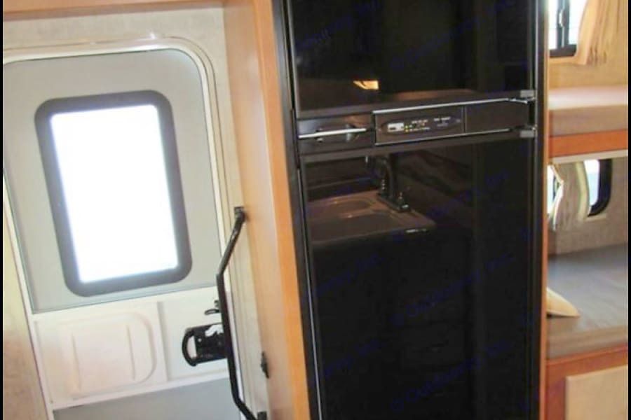 Photo 4 - 2016 Winnebago Class C Motorhome rental photo 6