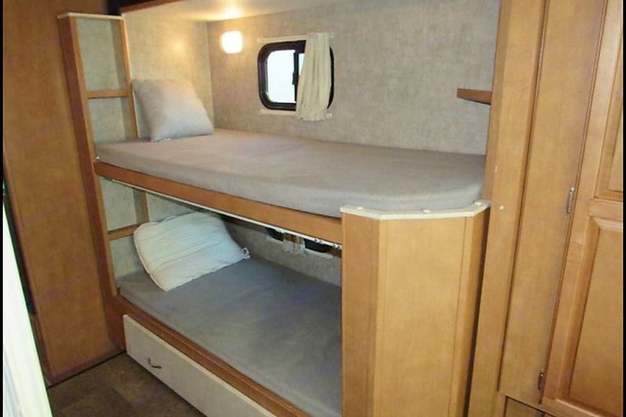 Photo 6 - 2016 Winnebago Class C Motorhome rental photo 8